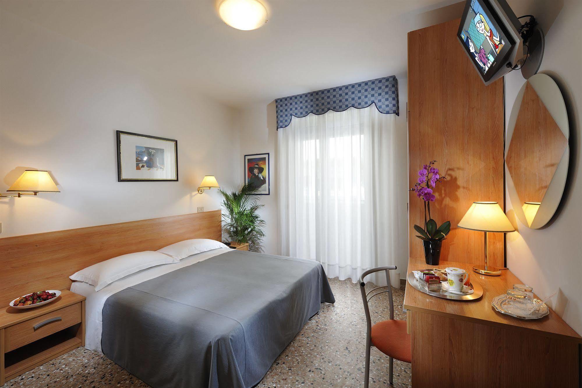 Hotel Rossini 4S Линьяно-Саббьядоро Экстерьер фото